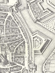 <p>Uitsnede uit de vogelvlucht plattegrond die Bleau van de stad publiceerde in 1651. Weergegeven is de stadsrand tussen Luttekestraat en Sassenpoort (boven). De nieuwe aarden vestingwerken zijn duidelijk weergegeven en ook de  oudere stadsmuur met aan de buitenzijde de binnengracht is goed te zien. </p>
